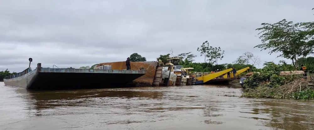 BARCO HOSPITAL WALTER BÁRTOLO É RETIRADO COM SUCESSO DAS ÁGUAS DO RIO MAMORÉ APÓS MAIS DE 50 DIAS ENCALHADO