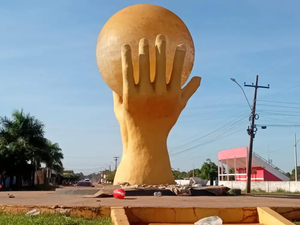 MONUMENTO DA PÉROLA DO MAMORÉ VIRA DORMITÓRIO DE MORADOR DE RUA EM GUAJARÁ-MIRIM