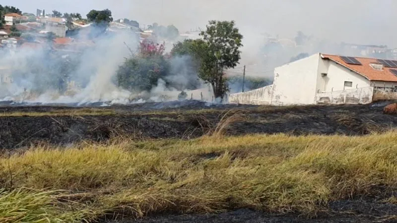 PERÍODO DE ESTIAGEM AUMENTA ALERTA PARA QUEIMADAS CRIMINOSAS EM TERRENOS BALDIOS DE GUAJARÁ-MIRIM