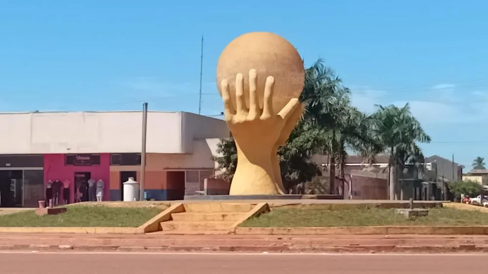 APÓS MATÉRIA JORNALÍSTICA DO GUAJARÁ NOTÍCIAS, SEMTAS ACOMPANHA E REALOCA MORADOR DE RUA QUE DORMIA NO MONUMENTO DA PÉROLA DO MAMORÉ