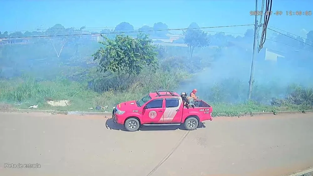 MAIS UM INCÊNDIO EM TERRENO BALDIO EXPÕE FALTA DE FISCALIZAÇÃO E CUIDADO COM ÁREAS URBANAS EM GUAJARÁ-MIRIM