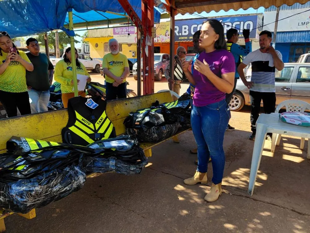 DEPUTADA DRA. TAISSA ENTREGA 75 COLETES REFLETIVOS AOS MOTOTAXISTAS DE GUAJARÁ-MIRIM