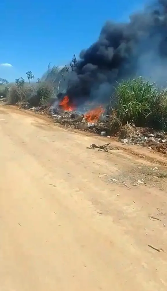 QUEIMADAS EM TERRENOS BALDIOS COLOCAM EM RISCO PACIENTES DO NOVO HOSPITAL JÚLIO PÉREZ ANTELO EM GUAJARÁ-MIRIM