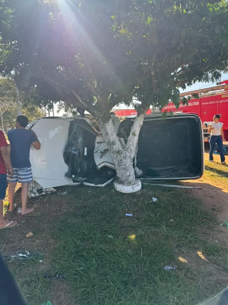 JOVEM CAPOTA VEÍCULO E COLIDE COM ÁRVORE NA AVENIDA XV DE NOVEMBRO EM GUAJARÁ-MIRIM