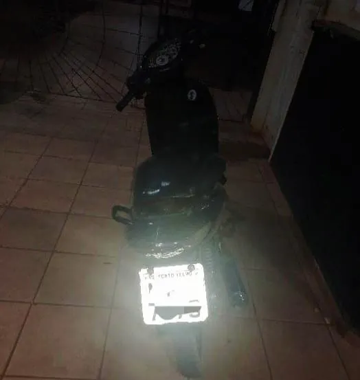 POLÍCIA MILITAR INTERCEPTA SUSPEITOS E RECUPERA MOTOCICLETA ROUBADA EM GUAJARÁ-MIRIM