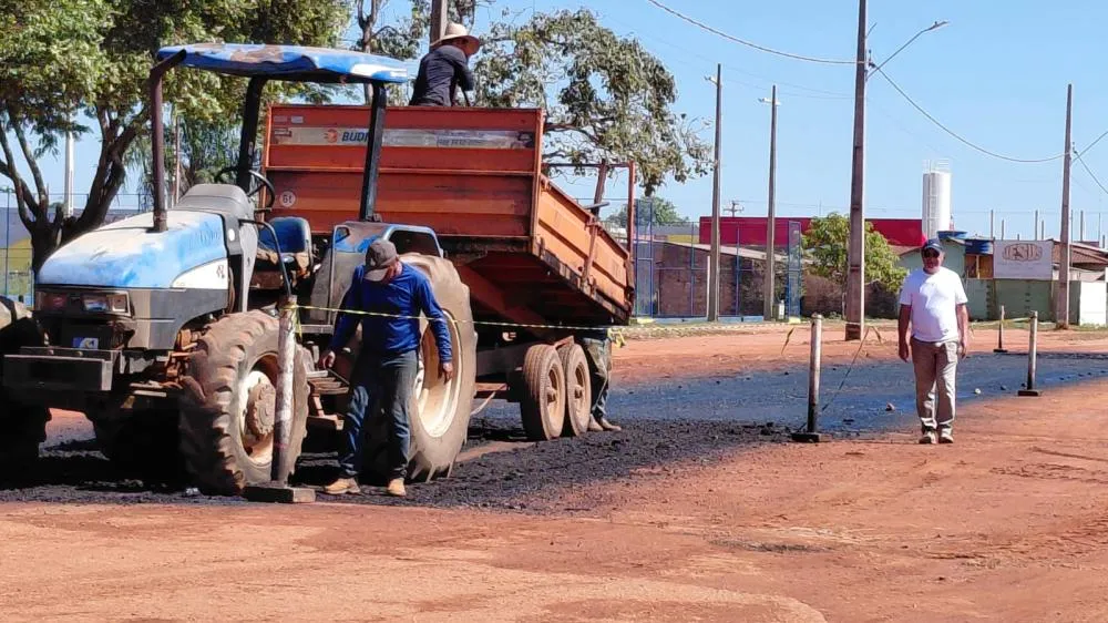 PREFEITURA MUNICIPAL RECUPERA CAMADA ASFÁLTICA EM TRECHO DA AVENIDA NOVO SERTÃO NO BAIRRO 10 DE ABRIL