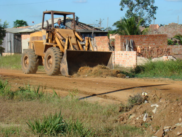 PREFEITURA INICIA TRABALHO DE LIMPEZA E CASCALHAMENTO PELO BAIRRO SANTA LUZIA