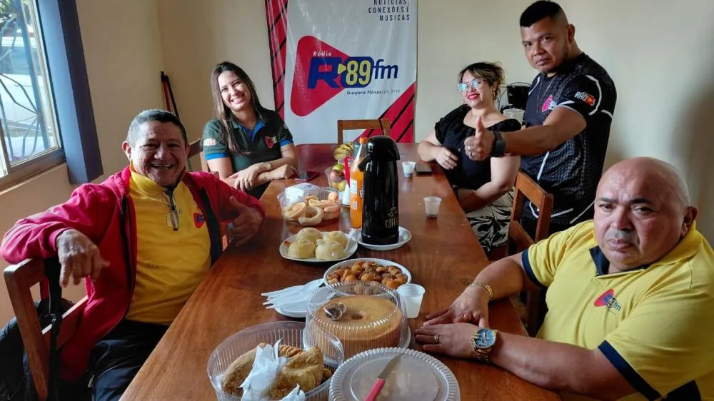 EQUIPE DA RONDÔNIA FM 89,9 COMEMORA ANIVERSÁRIO DO RADIALISTA ADÃO DEJOTA COM CAFÉ DA MANHÃ ESPECIAL