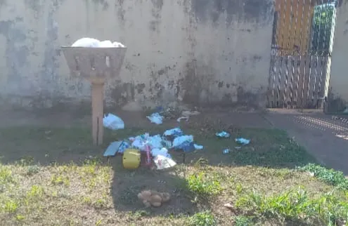 MORADOR DE RUA PROVOCA TRANSTORNOS AO MEXER EM LIXEIRAS DE GUAJARÁ-MIRIM E SITUAÇÃO EXIGE AÇÃO DO PODER PÚBLICO