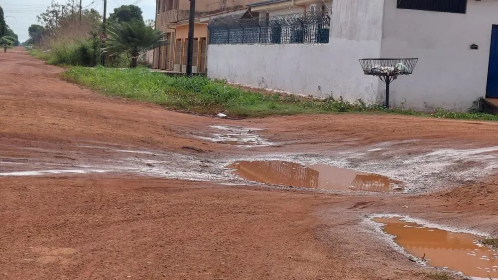 MOTORISTAS PEDEM PROVIDÊNCIAS AO PODER PÚBLICO SOBRE TRECHO SEM CONDIÇÕES DE TRAFEGABILIDADE NO BAIRRO SERRARIA