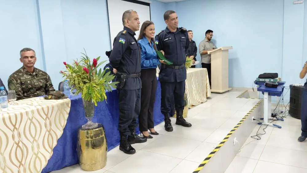  DEPUTADA DRA. TAÍSSA RECEBE COMENDA DO 6º BPM EM GUAJARÁ-MIRIM