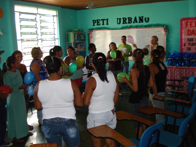 Crianças atendidas pelo PETI recebem kit uniforme