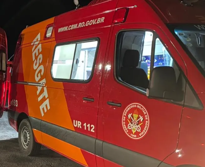 CORPO DE BOMBEIROS SOCORRE VÍTIMAS DE COLISÃO NO BAIRRO 10 DE ABRIL