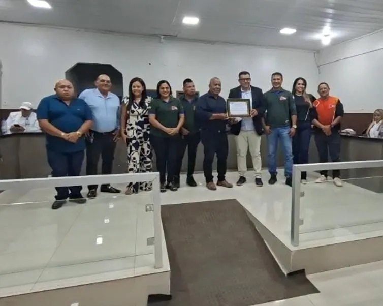 VEREADOR RAIMUNDO BARROSO ENTREGA MOÇÃO DE CONGRATULAÇÃO À RÁDIO RONDÔNIA FM 89,9