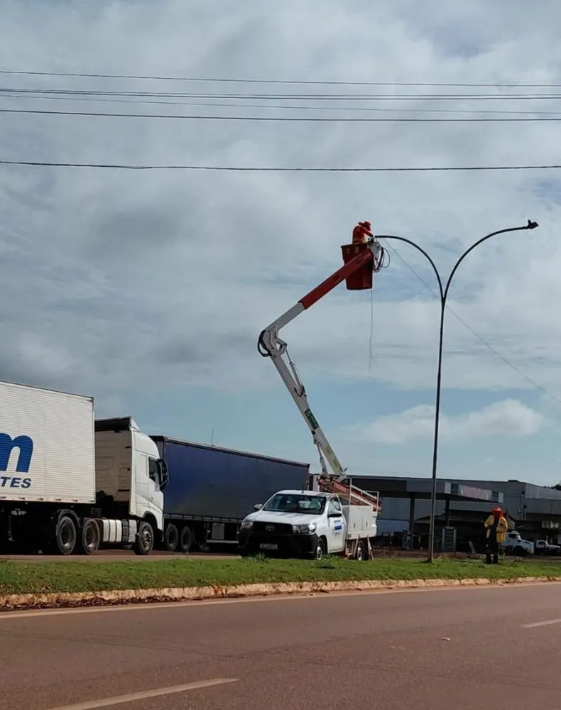 SECRETARIA DE OBRAS REALIZA SERVIÇO DE MANUTENÇÃO NAS ILUMINÁRIAS DA XV DE NOVEMBRO