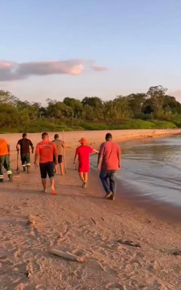 PREFEITURA EM PARCERIA COM CORPO DE BOMBEIROS SINALIZAM PRAIA DO ACÁCIO