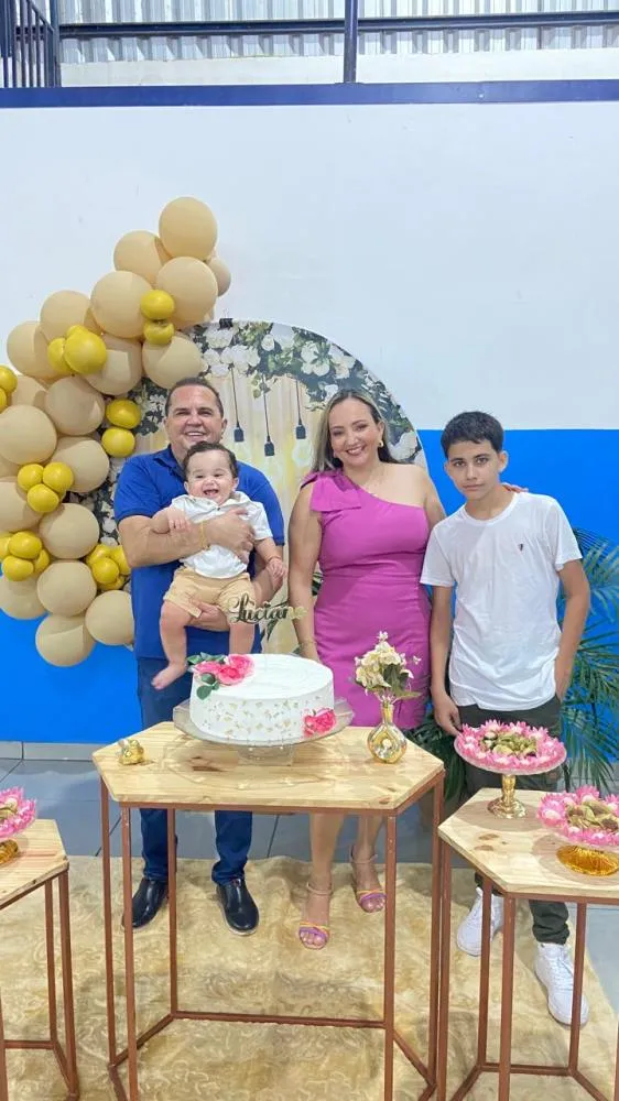 ANIVERSÁRIO DA ESPOSA DO ADVOGADO CHICO CEARÁ É COMEMORADO COM REQUINTE NO CLUBE DAS ACÁCIAS