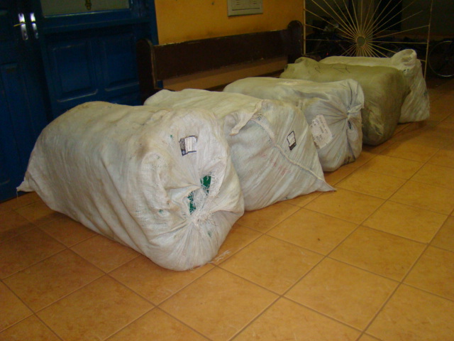 POLÍCIA CIVIL APREENDE VÁRIOS SACOS DE MERCADORIAS CONTRABANDEADAS DA BOLÍVIA
