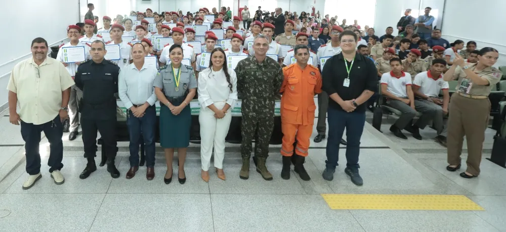 Alero realiza sessão solene em Guajará-Mirim e entrega Medalha do Mérito Legislativo e votos de louvor a personalidades