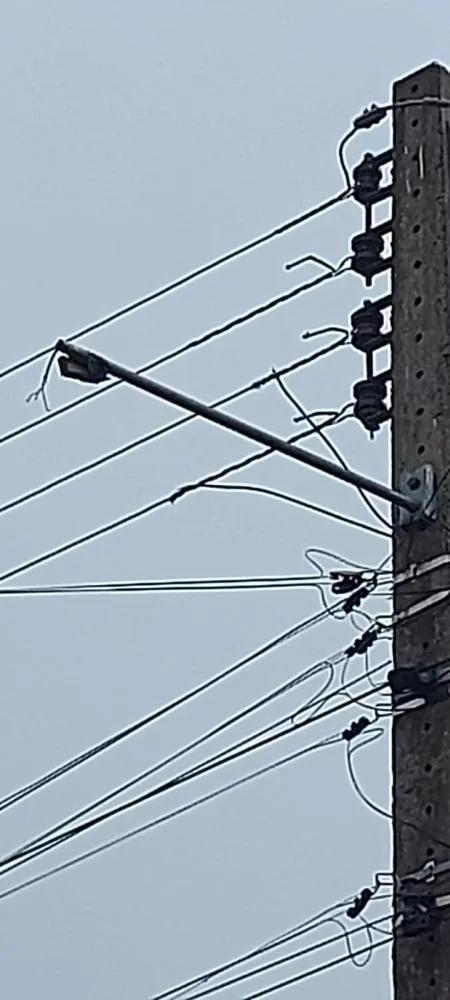 MORADORES DA AVENIDA PIMENTA BUENO RECLAMAM DA FALTA DE ILUMINAÇÃO PÚBLICA EM VÁRIOS PONTOS