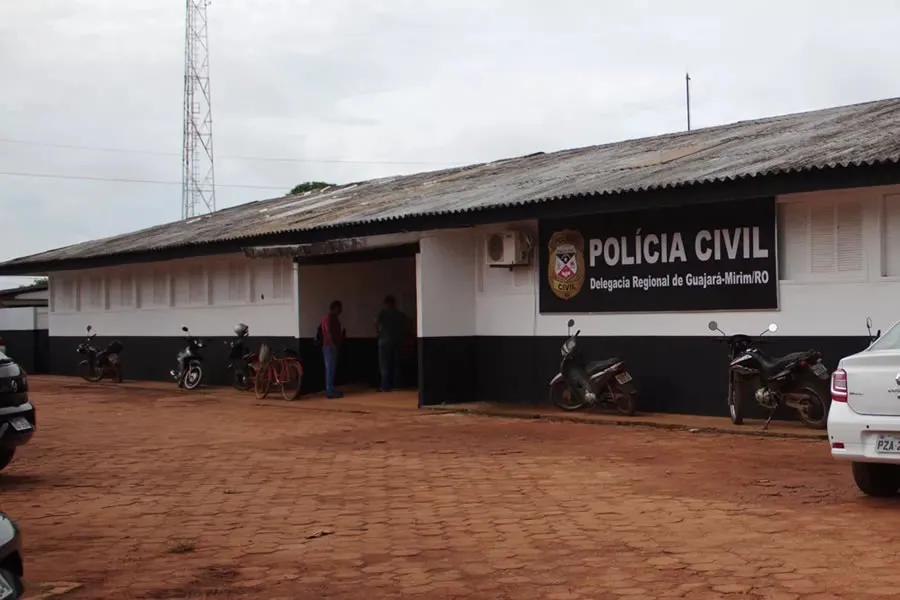 MULHER É ESFAQUEADA E MANTIDA EM CÁRCERE PRIVADO PELO ESPOSO EM GUAJARÁ-MIRIM; SUSPEITO ESTÁ FORAGIDO