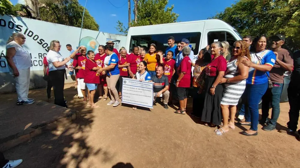DEPUTADA DRA. TAISSA ENTREGA VAN À ASSOCIAÇÃO DOS IDOSOS EM GUAJARÁ-MIRIM