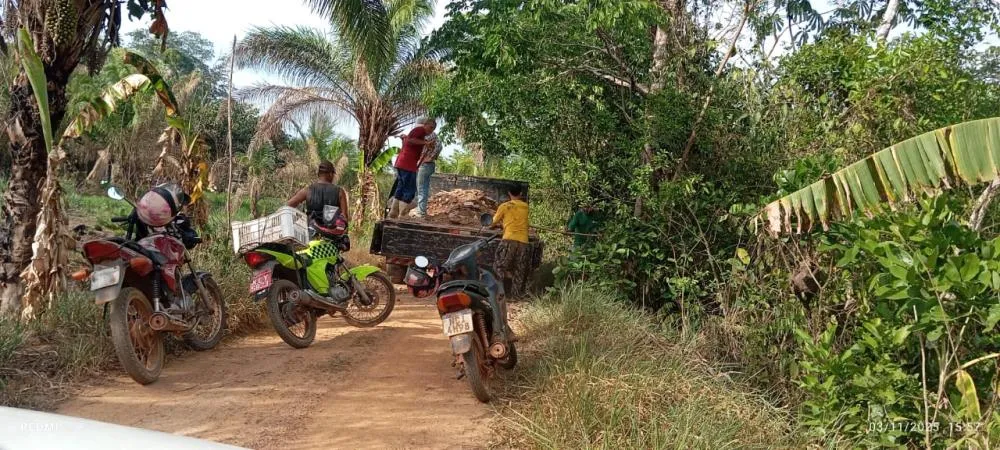 SITIANTES DA ESTRADA DE FERRO MADEIRA-MAMORÉ REALIZAM “OPERAÇÃO TAPA-BURACOS” POR CONTA PRÓPRIA E COBRAM AÇÃO DO PODER PÚBLICO