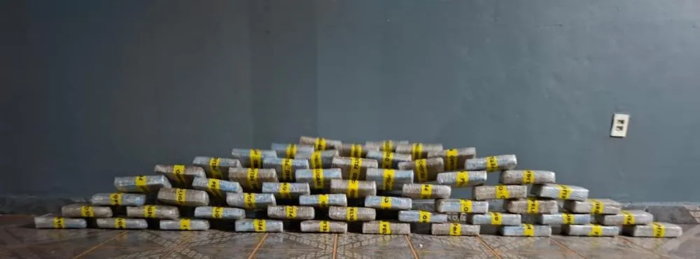 EM GUAJARÁ-MIRIM, PMRO APREENDE 55 KILOS DE DROGAS EM PORTO CLANDESTINO
