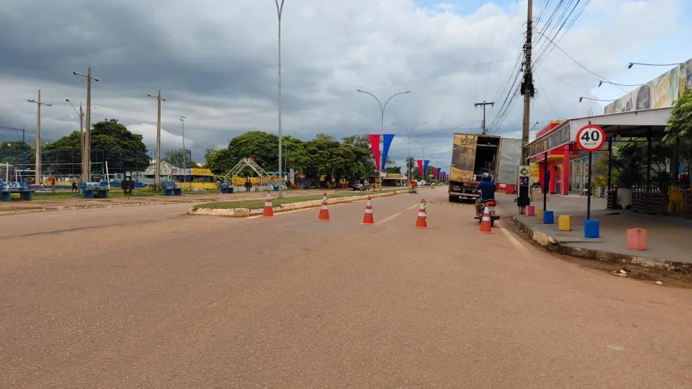 LIMPEZA NA AVENIDA XV DE NOVEMBRO INTERROMPE TOTALMENTE UMA DAS PISTAS E GERA TRANSTORNOS A USUÁRIOS