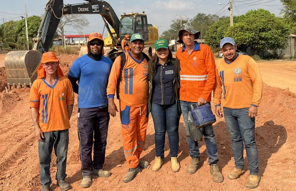 Dra. Taíssa concede homenagem à equipe do DER pelo trabalho executado no distrito de Jacinópolis