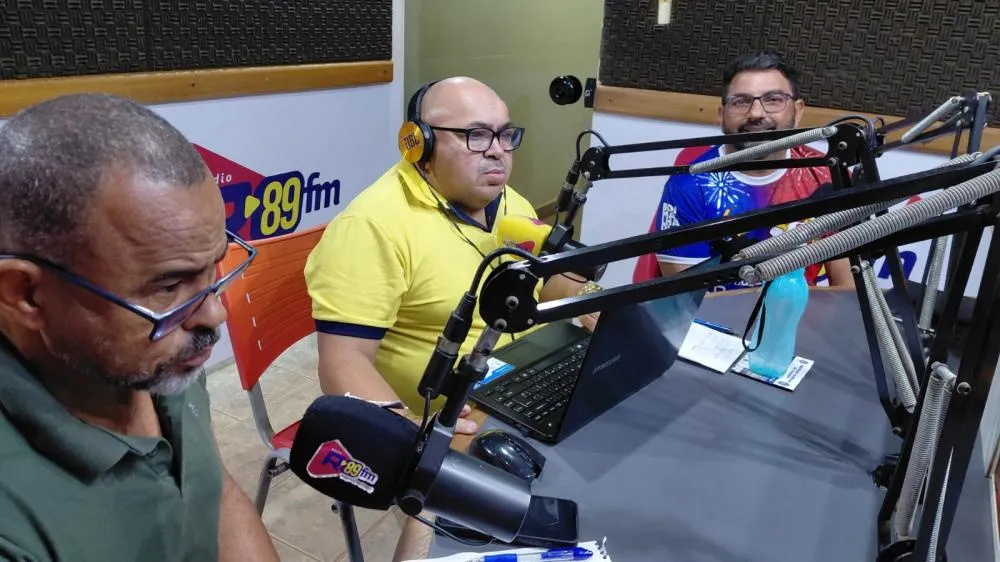 VICE-PREFEITO RICARDO MAIA E SECRETÁRIO DE OBRAS PARTICIPAM DE ENTREVISTA NA RONDÔNIA FM 89,9