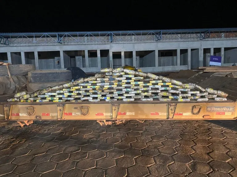 DROGA SAIU DE RONDÔNIA: PRF apreende 100 kg de cocaína ocultos na estrutura de carreta em Nova Crixás