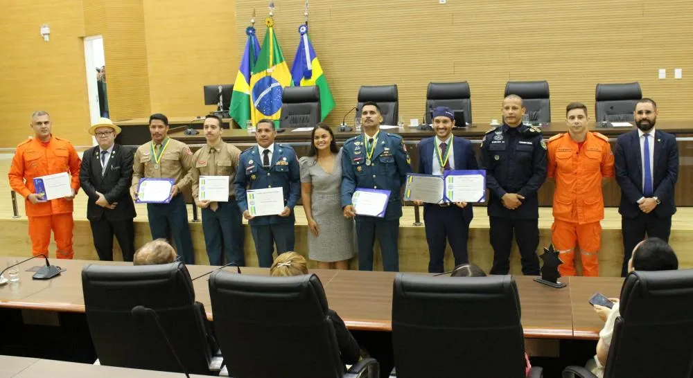 Deputada Dra. Taíssa concede Voto De Louvor a Bombeiros que atuaram heroicamente nas enchentes de Rondônia