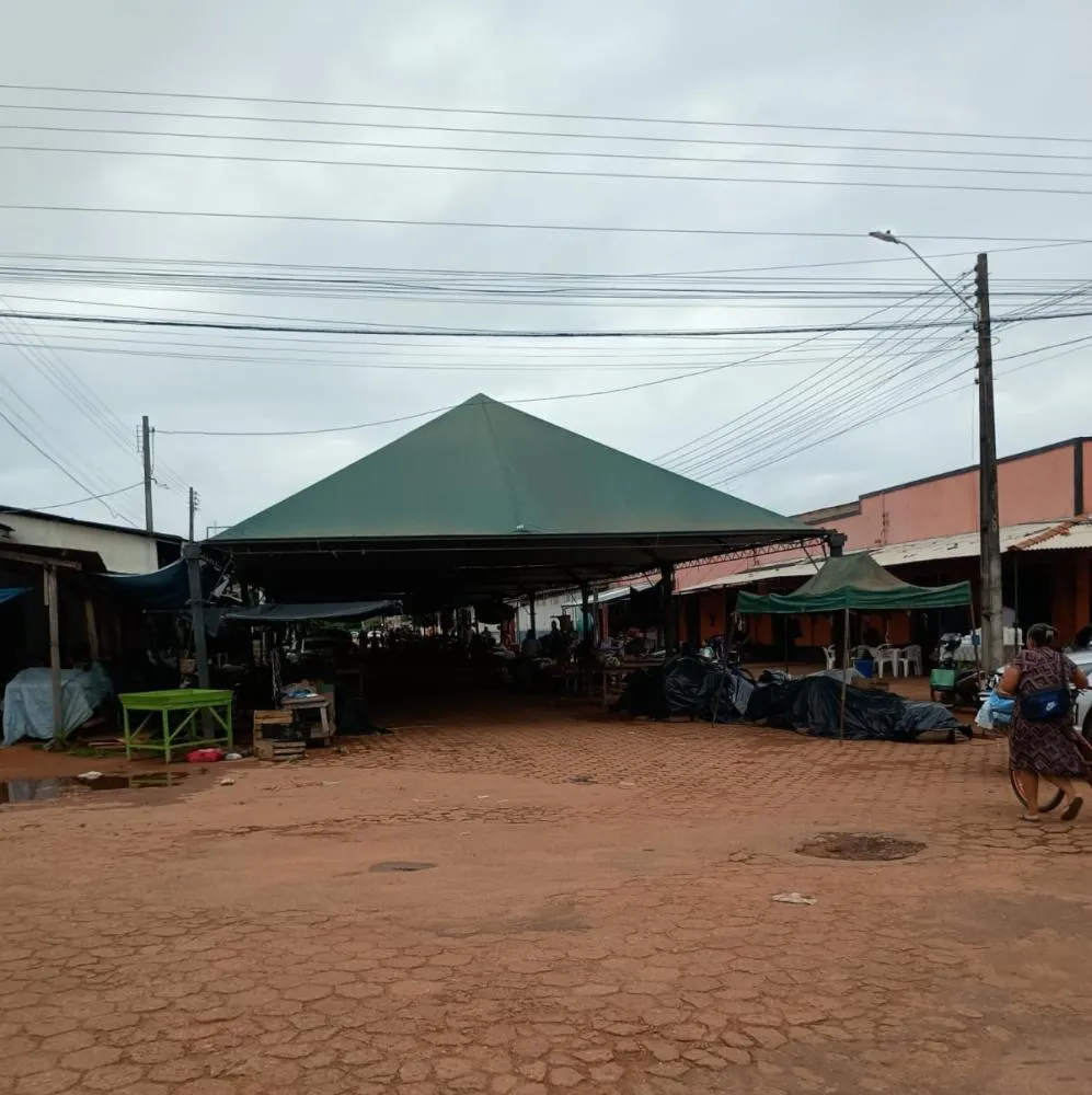 FEIRANTES E POPULAÇÃO PEDEM PROVIDÊNCIAS NO FLUXO DE VEÍCULOS NO ESPAÇO DA FEIRA MUNICIPAL