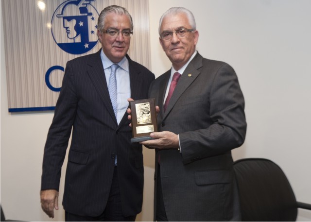 Deputado Moreira Mendes recebe prêmio no Rio como destaque parlamentar de 2010