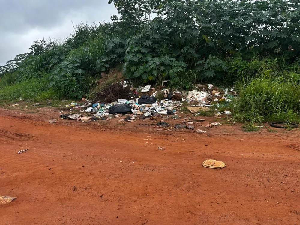 DESCARTE IRREGULAR DE RESÍDUOS EM TERRENOS BALDIOS PERSISTE NA PÉROLA DO MAMORÉ