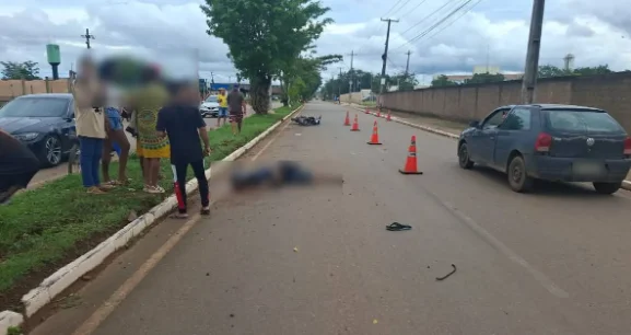 Motociclista morre após perder o controle e bater em meio-fio