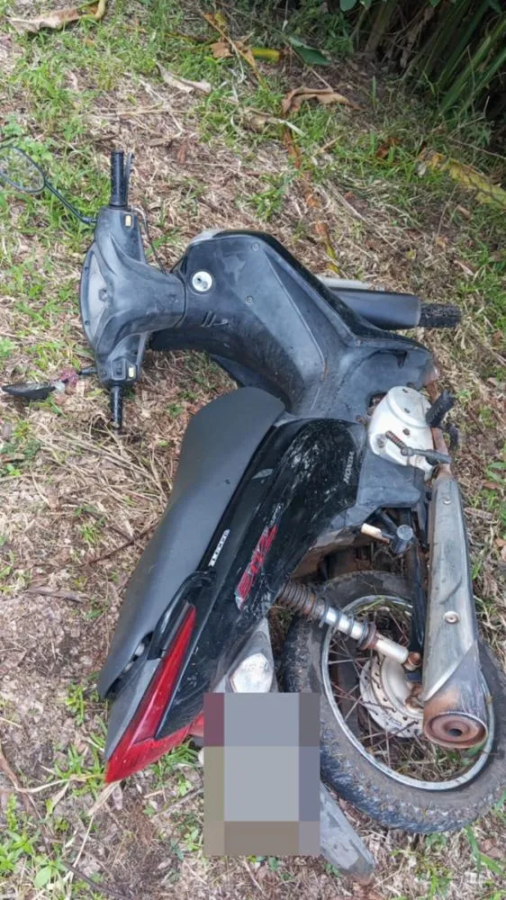 MOTOCICLETA FURTADA É RECUPERADA ÀS MARGENS DO RIO MAMORÉ; SUSPEITO É PRESO PELA PM