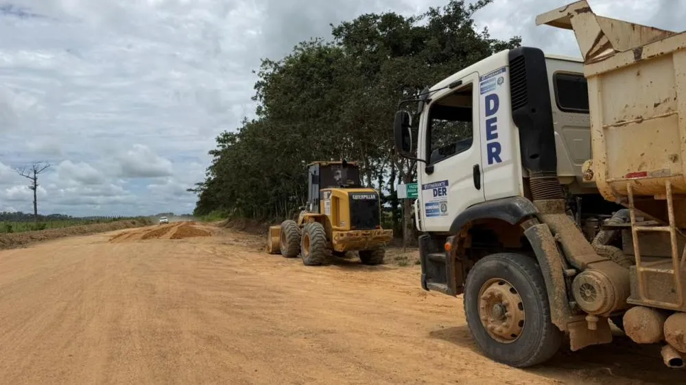 Deputada Dra. Taíssa acompanha os serviços do DER na Linha D da RO-420 e reforça compromisso com Nova Mamoré e Guajará-Mirim