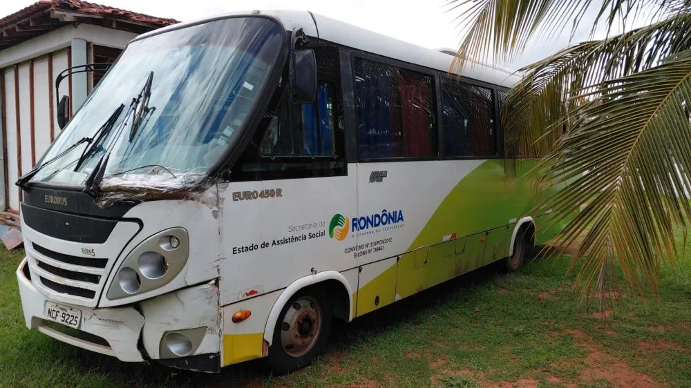 MICRO-ÔNIBUS DO GOVERNO DO ESTADO APRESENTA AVARIAS NO PÁTIO DA ASDEFIG E SÓCIOS COBRAM ESCLARECIMENTOS