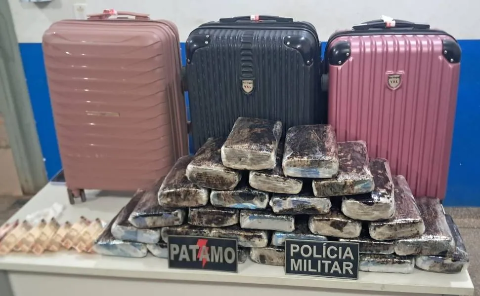 Traficante com filha de dois anos é flagrada com 28,5 kg de maconha em ônibus