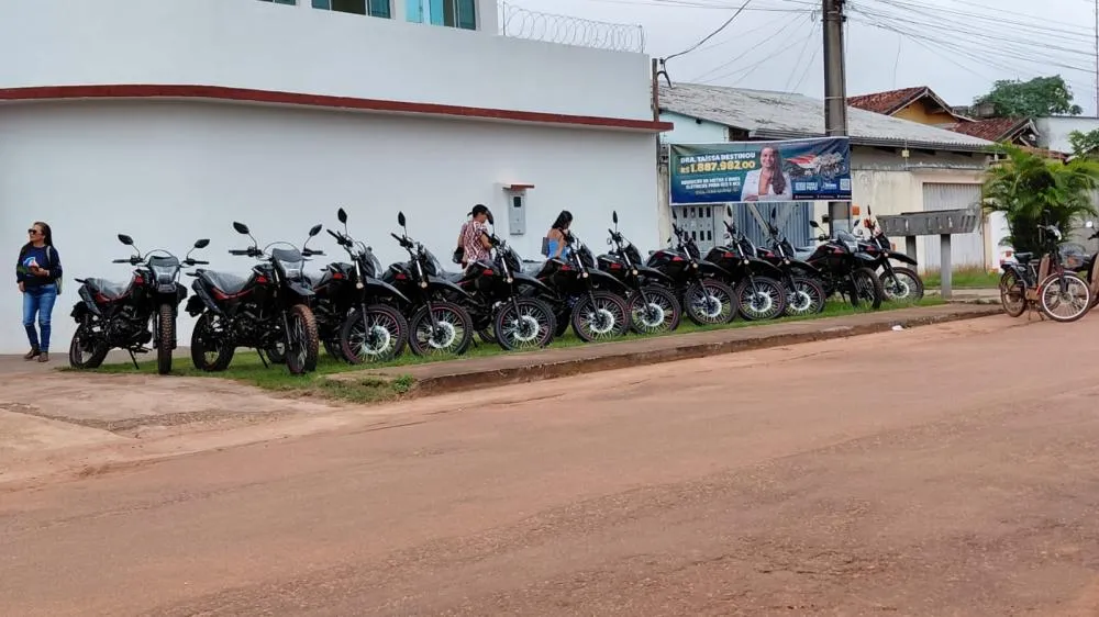 COM APORTE DE EMENDA PARLAMENTAR, DEPUTADA DRA. TAÍSSA SOUSA CELEBRA ENTREGA DE MOTOCICLETAS HONDA BROS PARA REFORÇO DA ATENÇÃO BÁSICA NO MUNICÍPIO