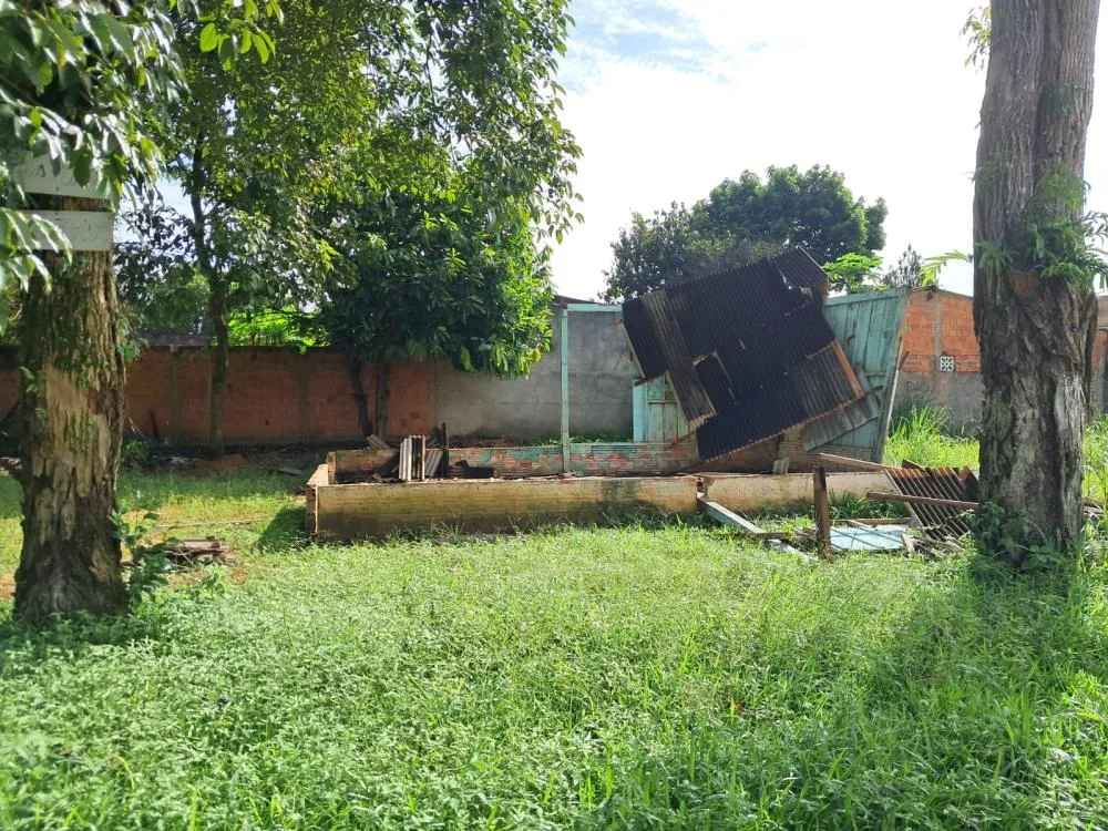 SEDE DA ASSOCIAÇÃO DE MORADORES DO JARDIM DA ESMERALDA FOI SAQUEADA AGORA SOMENTE O TERRENO PRATICAMENTE 