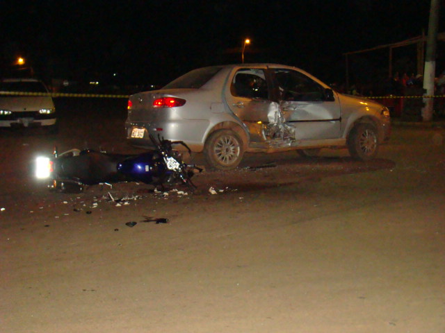 Acidente de trânsito na Avenida 15 de Novembro deixa motociclista gravemente ferido.