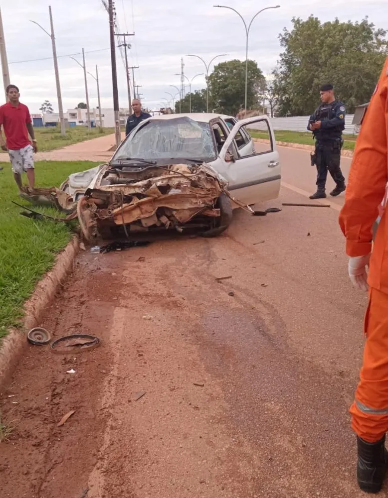 ACIDENTE DE TRÂNSITO NA BR-425 ENVOLVENDO VEÍCULO DE PASSEIO E UTILITÁRIO DA ENERGISA MOBILIZA EQUIPES DE SEGURANÇA EM GUAJARÁ-MIRIM