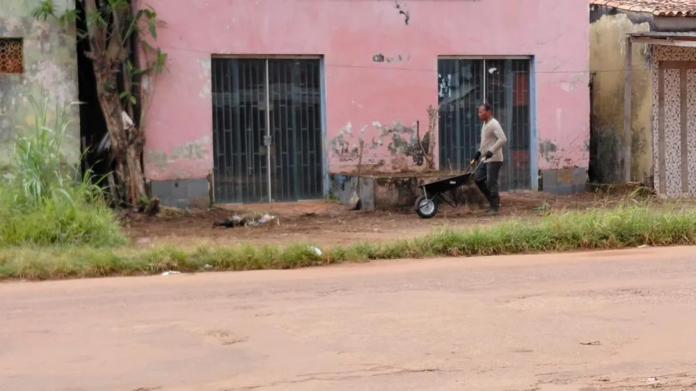 PRÉDIOS EM RUÍNAS COMEÇAM A SER REVITALIZADOS EM GUAJARÁ-MIRIM APÓS COBRANÇA DA POPULAÇÃO