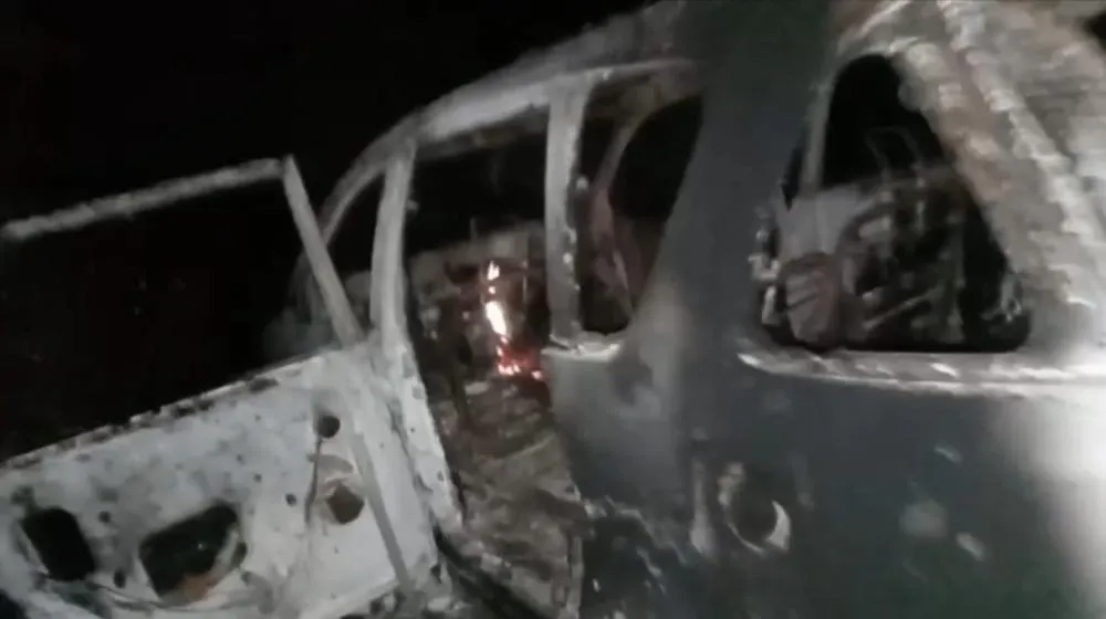 POLÍCIA BOLIVIANA LOCALIZA VEÍCULO USADO EM EXECUÇÕES EM GUAYARAMERÍN TOTALMENTE DESTRUÍDO PELO FOGO