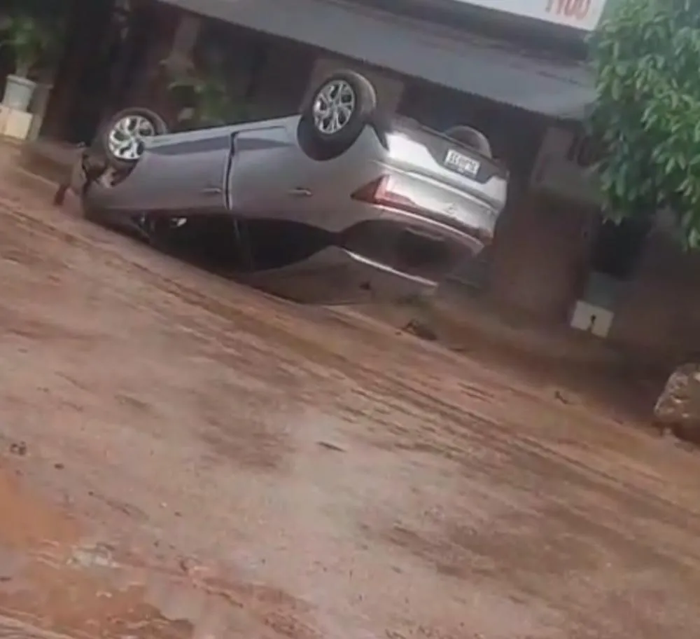 VEÍCULO CAPOTA DURANTE A MADRUGADA EM GUAJARÁ-MIRIM E CASO É REGISTRADO COMO DANO MATERIAL
