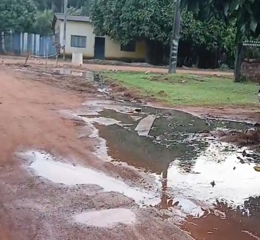 MAU CHEIRO PERSISTE HÁ MAIS DE 30 DIAS EM VIA PÚBLICA E MORADORES COBRAM PROVIDÊNCIAS EM GUAJARÁ-MIRIM