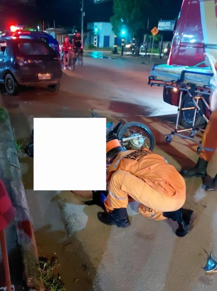 COLISÃO ENTRE CARRO E MOTOCICLETA DEIXA MULHER EM ESTADO DELICADO EM GUAJARÁ-MIRIM